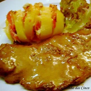 Bifes de Alcatra ao Molho de Mostarda e Batatas Assadas