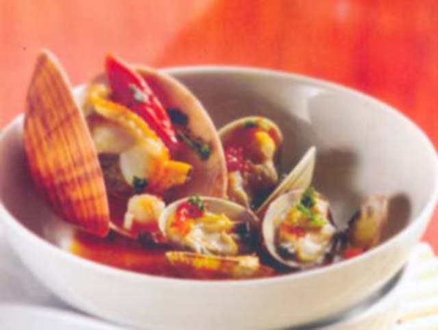 Sauté de vôngoles e mariscos com molho de tomate