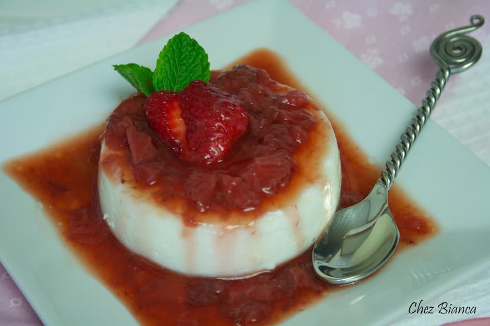 Panna cotta de chocolate branco com calda de morango