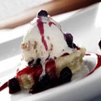 Massa Folhada com Sorvete de Macadâmia e Calda de Blue