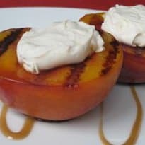 Pêssegos Grelhados com Recheio de Queijo Cremoso