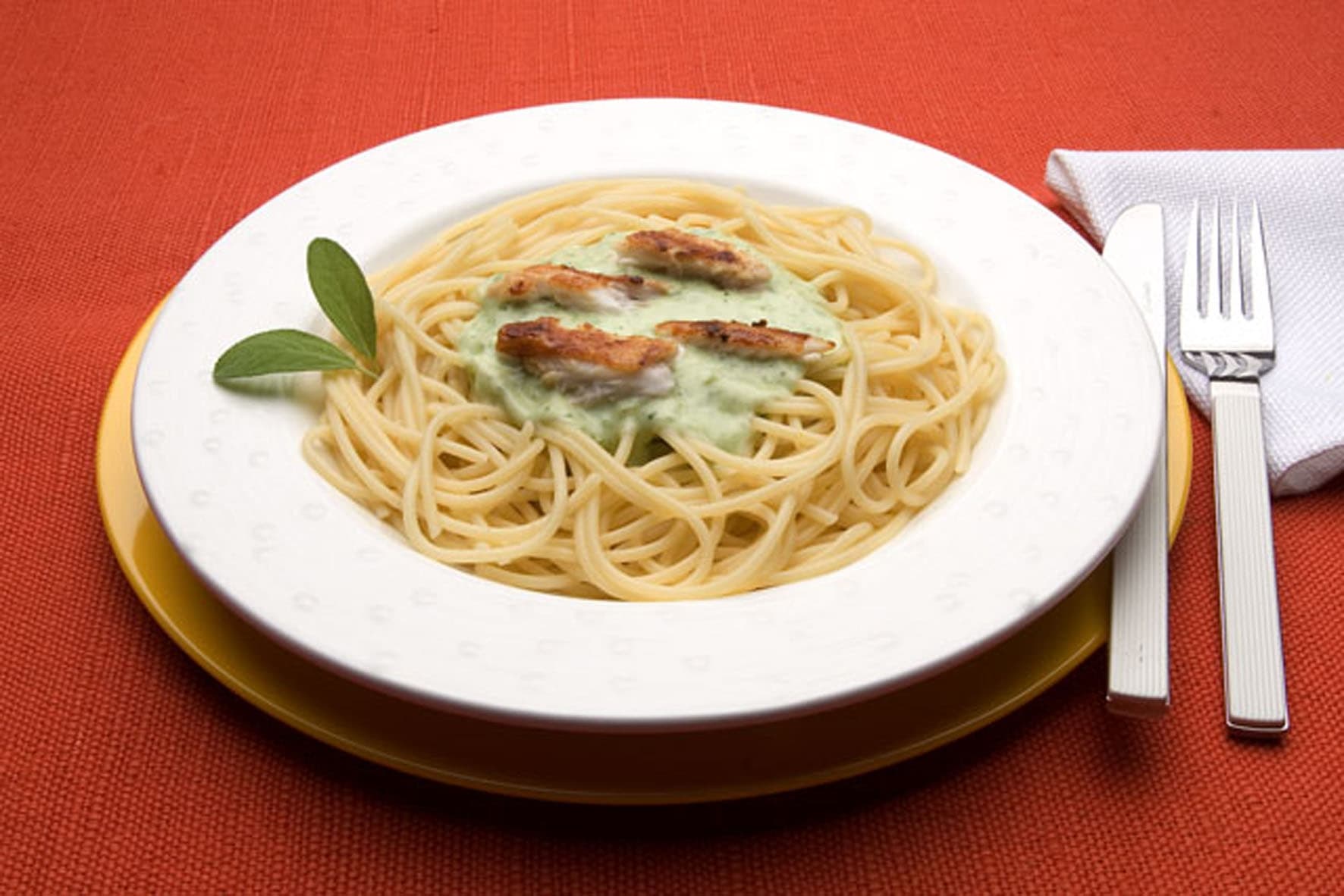 Spaghetti ao Molho de Agrião e Lascas de Peixe