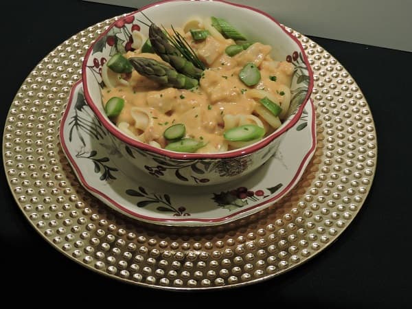 Macarrão com Estrogonofe de Bacalhau e Aspargos Verdes