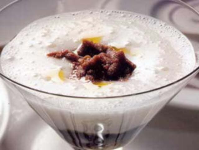 Martini seco, creme de amêndoas torradas e ouriços