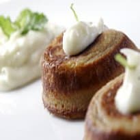 Petit Gâteau de Goiaba com calda de requeijão