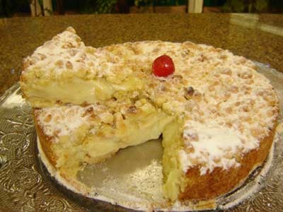 Bolo farofa crocante com creme de leite condensado