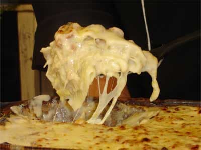 Lasanha de banana com bechamel e frutas secas