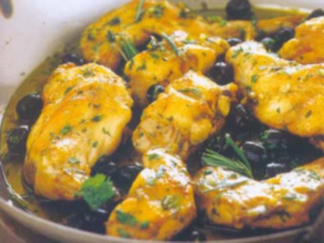 Coelho com azeitonas pretas, alecrim e salsa