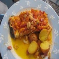 Bacalhau Assado com Feijão Branco, Tomate e Bacon