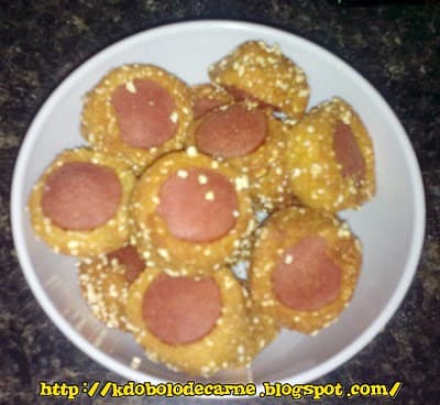 Bolinhos de salsicha sequinhos com massa de fubá