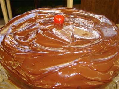 Pão de mel recheado com doce de leite e com cobertura