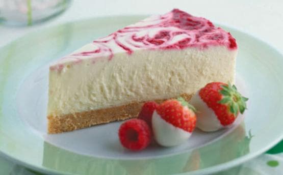 Torta de queijo com framboesas e chocolate branco