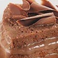 Bolo de chocolate recheado com creme de manteiga e rum