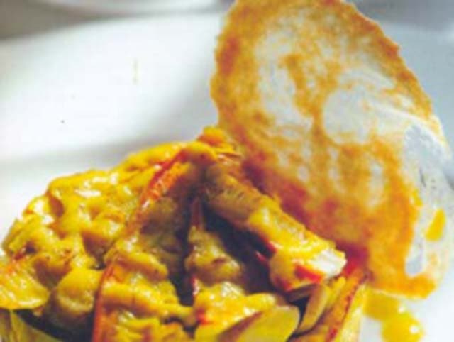 Salada de cogumelos sobre fritadinha de batata