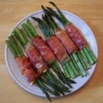 Aspargos envoltos em presunto e queijo de cabra