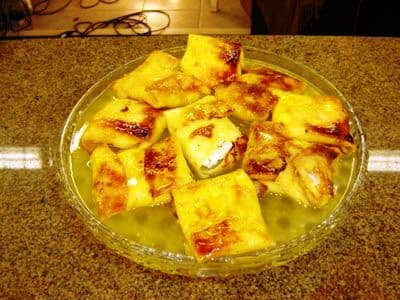 Crepes de ricota caramelados com molho de laranja