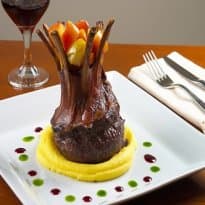 Carré de Cordeiro com Purê de Mandioquinha e Maçãs