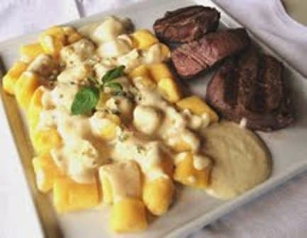 Nhoque de Batata Salsa ao Molho Gorgonzola com Escalopes