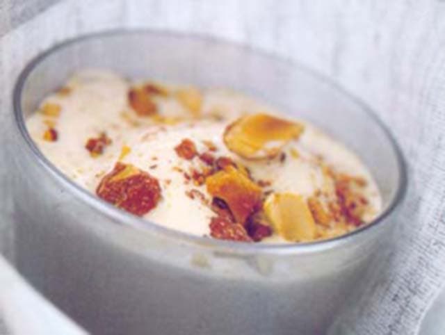 Sorvete de chá defumado com amêndoas pralinadas