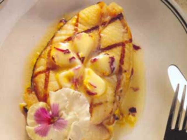 Linguado Gigante Grelhado com Manteiga de Capuchinha