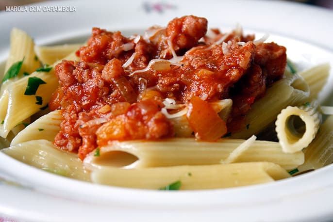 Penne ao Molho de Tomates e Linguiça Frescal