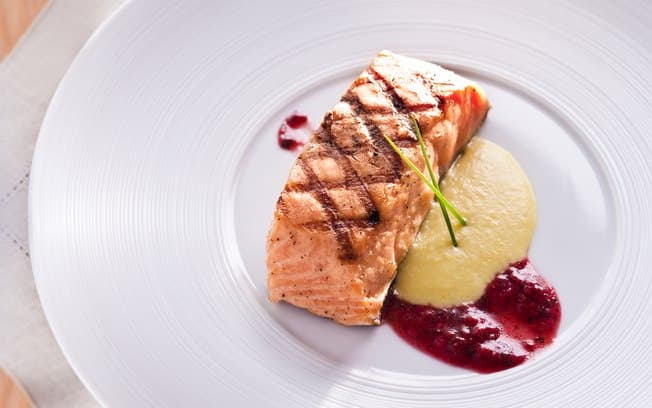 Salmão grelhado ao vinagrete de framboesa e purê de mandioca