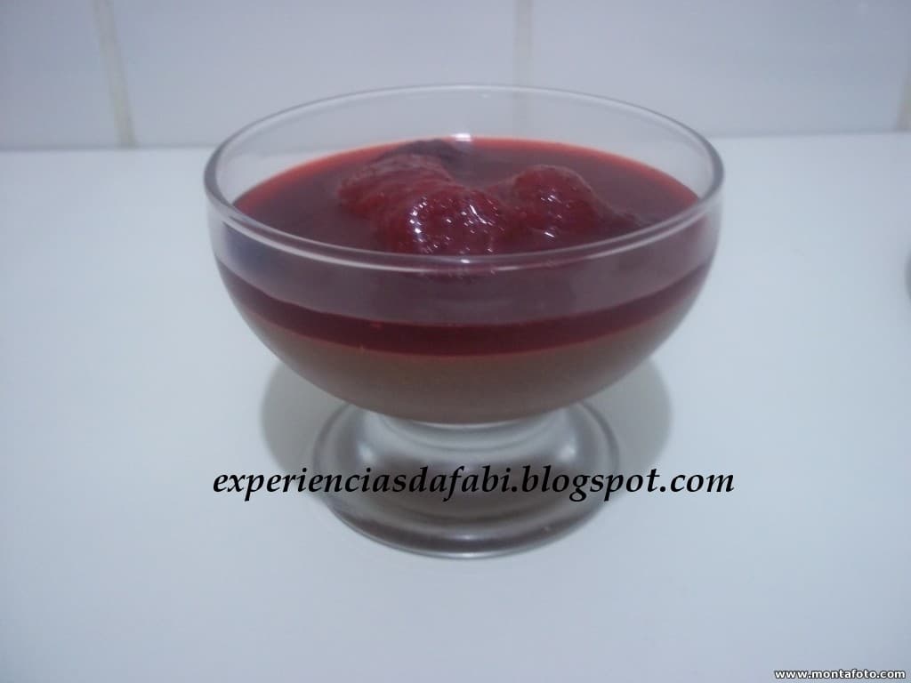 Mousse de Chocolate Meio Amargo com Calda de Morango