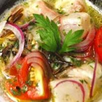 Ceviche de robalo com tomate cereja e arroz selvagem