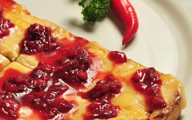 Bruschetta de queijo brie com geleia de morango