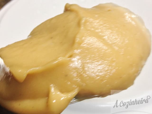 Sorvete de Banana Congelada com Calda de Caramelo