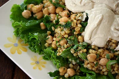 Trigo e grão de bico com molho de tahini e limão