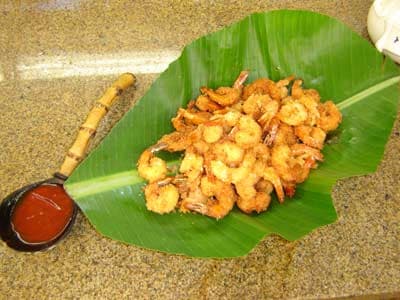 Camarões à milanesa com coco e molho agridoce