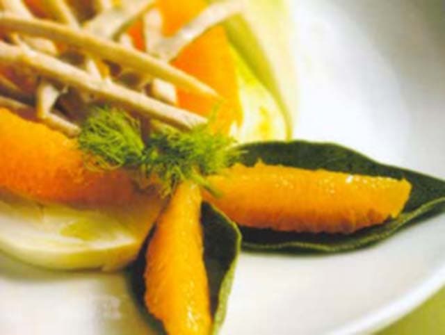 Tirinhas de lombo de porco com erva doce e laranja