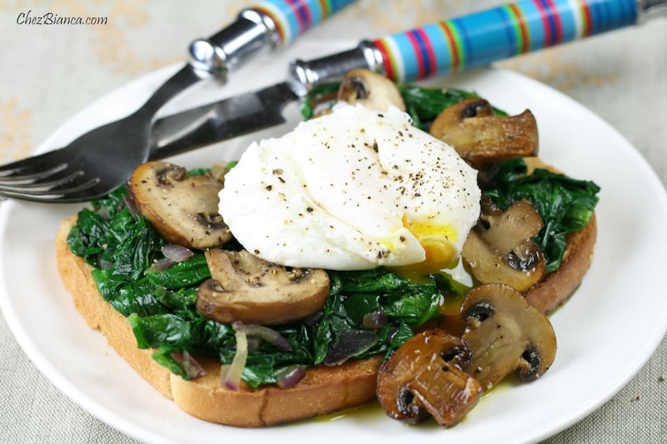 Sanduíche aberto com espinafre, cogumelos e ovo pochê