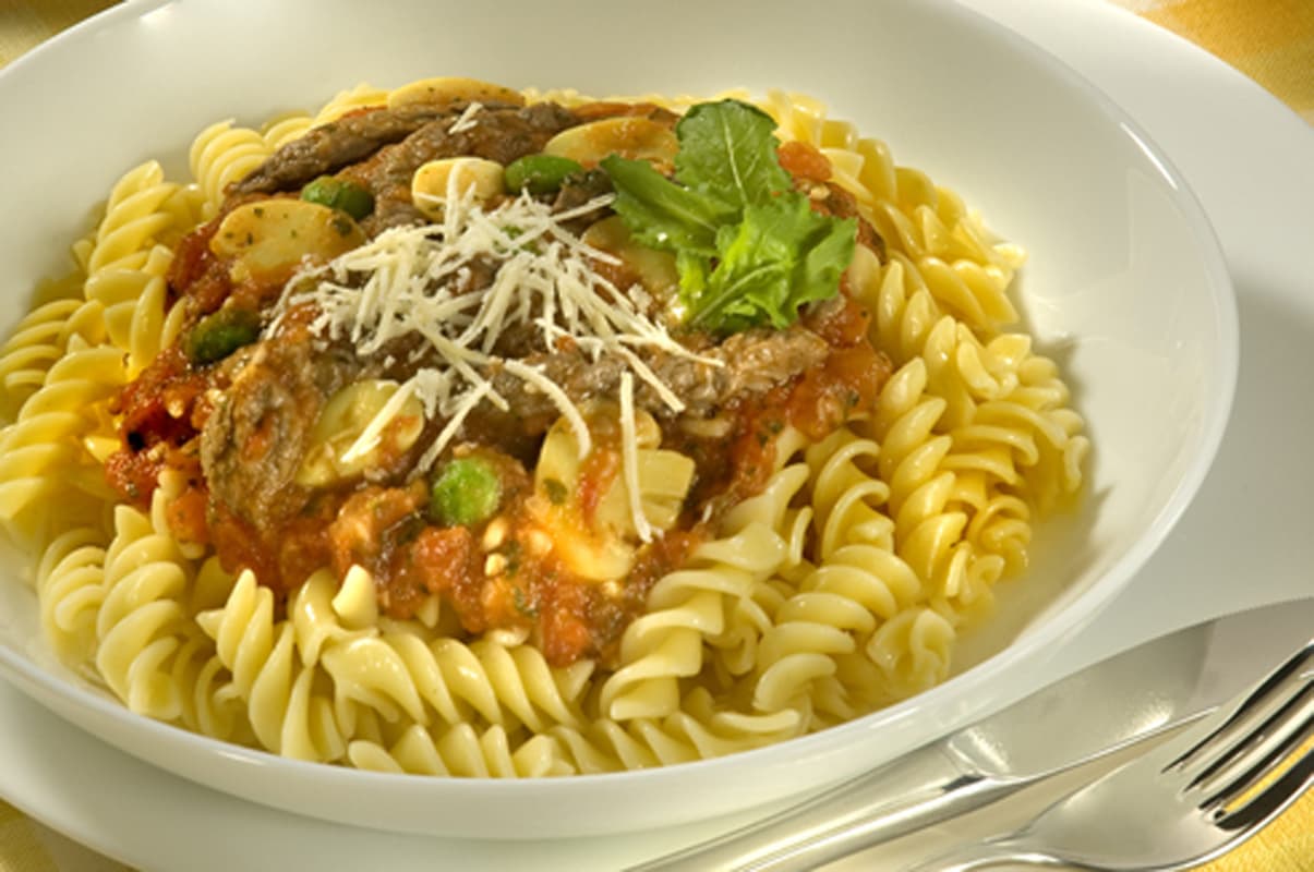 Macarrão Parafuso ao Molho de Carne com Rúcula
