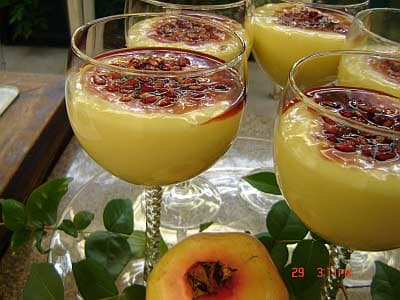 Mousse de chocolate branco com molho de romãs