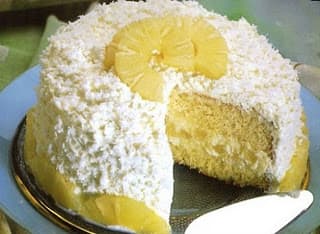 Bolo Cremoso de Mandioca com Abacaxi e Coco