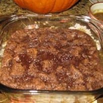 Pudim de pão com chocolate e calda de bourbon e nozes