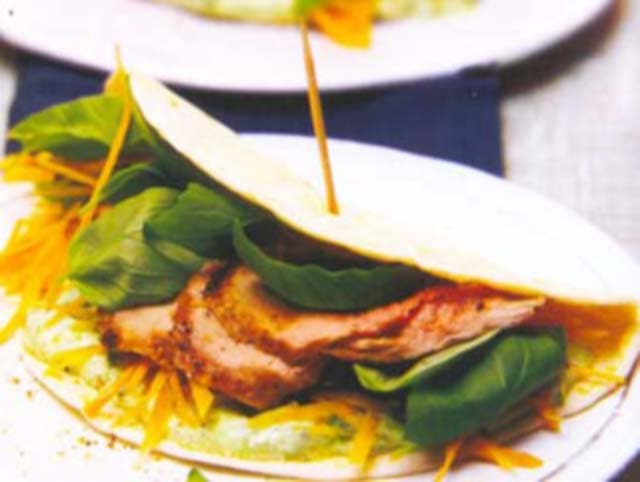 Tortillas com filé de lombo de porco e creme de manjericão