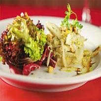 Saladinha de endívia e pêra com roquefort e nozes