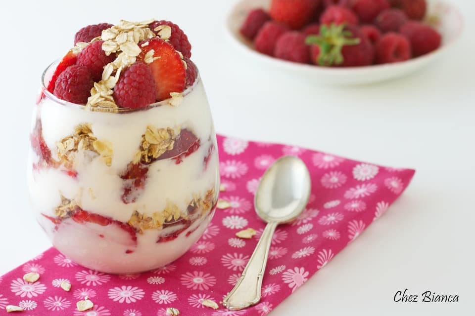 Parfait de iogurte com aveia, mel, e morangos