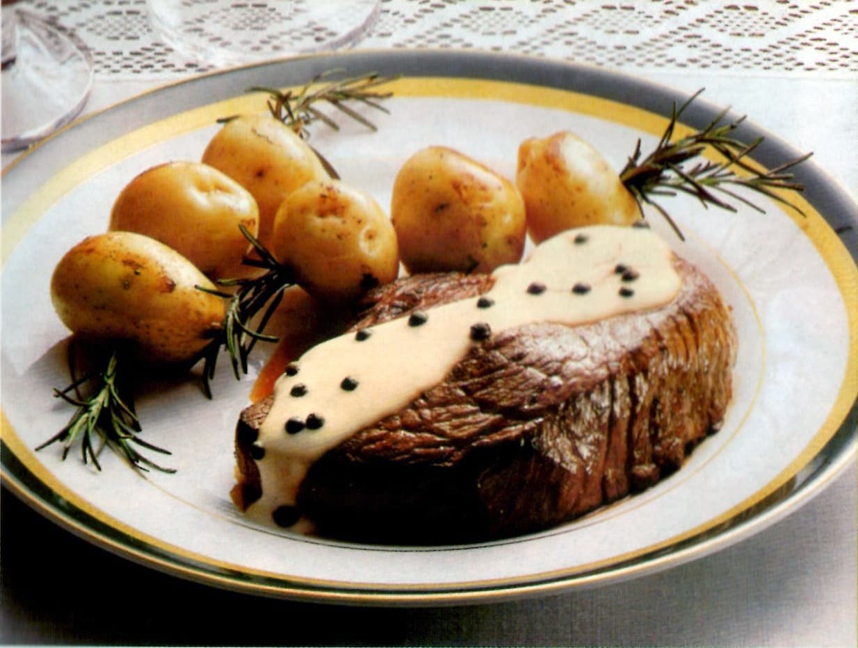 Filé com Pimenta Verde e Batatas (filet au poivre)