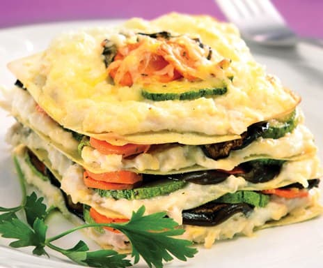 Lasanha de frango cremoso e legumes grelhados