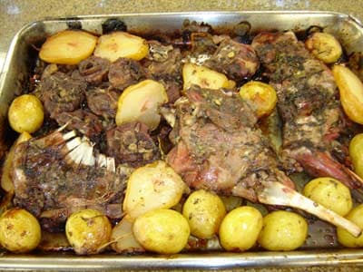 Cordeiro assado ao vinho com batatas e pêras