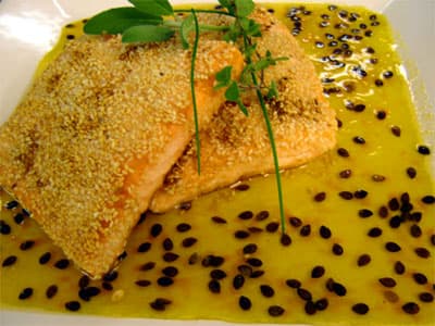 Salmão em crosta de gergelim e molho de maracujá