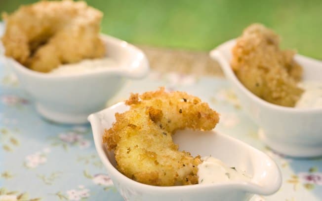 Camarões empanados com molho de hortelã e maionese