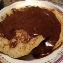 Panqueca de Banana com Calda de Chocolate ao Rum