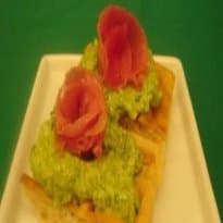 Canapés de waffle com pesto de agrião e carpaccio