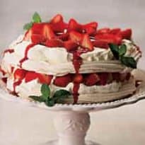 Merengue com Morango e Calda de Frutas Vermelhas