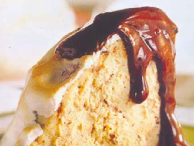 Bolo de sorvete ao merengue com calda de chocolate